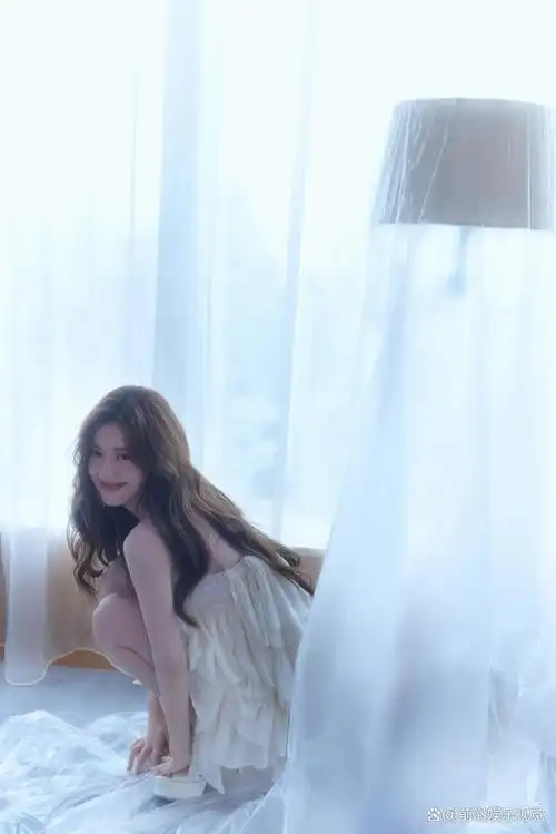赵露思白裙造型,恰似美神降临,仙气满满