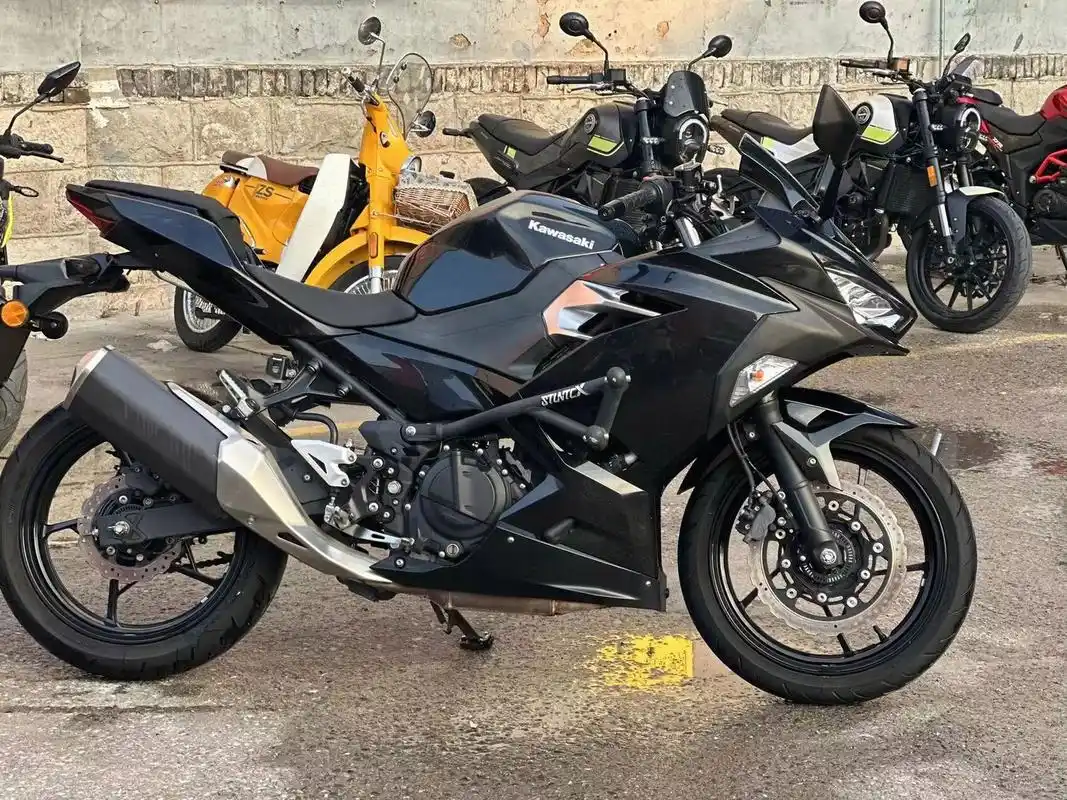 川崎ninja400 新到20年底上牌 21款川崎ninja400 无限速版 金属火花黑