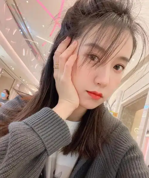 许龄月小花旦素颜照合集:清新靓丽,甜美可爱!