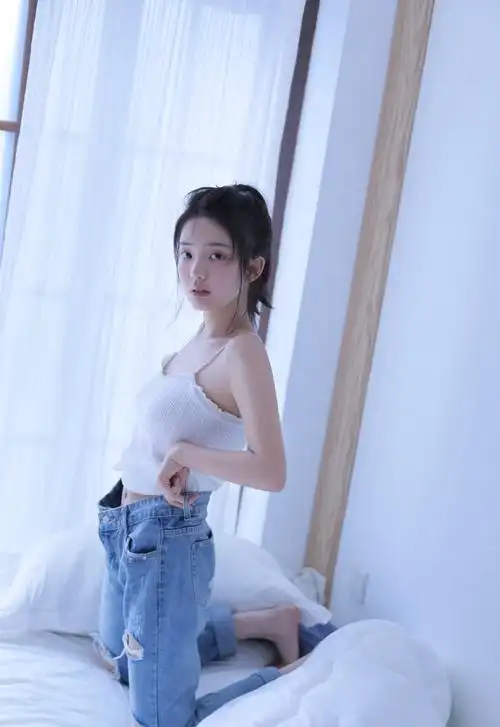 白嫩美女吊带小蛮腰丰满性感写真