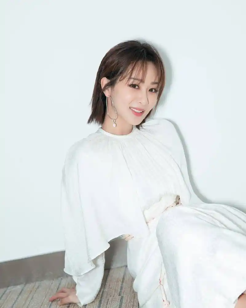 之前一段时间杨紫因为剪掉了之前的长发,换成了一款短发波波头发型,让