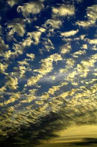 汶川地震发生的前两天 网友拍下了美丽的地震云