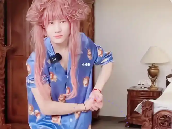 就说这件睡衣这么眼熟呢