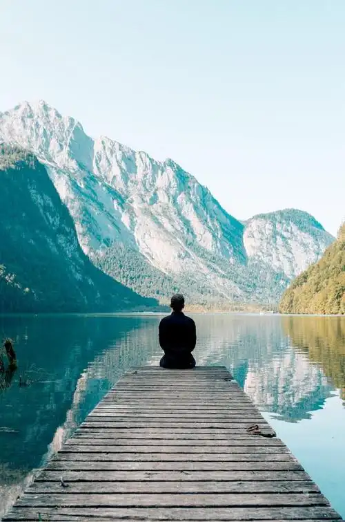 谁不是一面过着油盐酱醋平凡的生活,另一面又幻想着梦境中的诗和远方