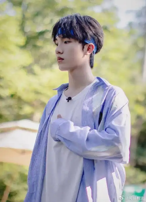 苏新皓蓝色发带造型随拍9615~我们小苏真的超帅!