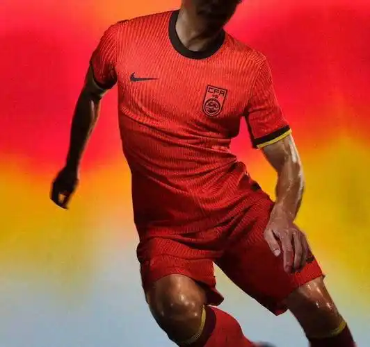 国足新球衣好像是第一次加入了大量深色甚至是黑色元素