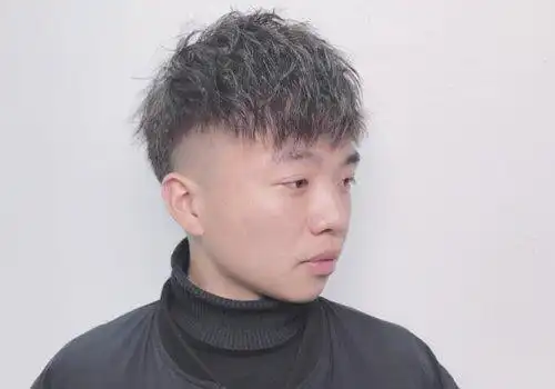 胖男生很适合梳剃两边短发发型,尤其是天气热的时候,将两边头发剃光