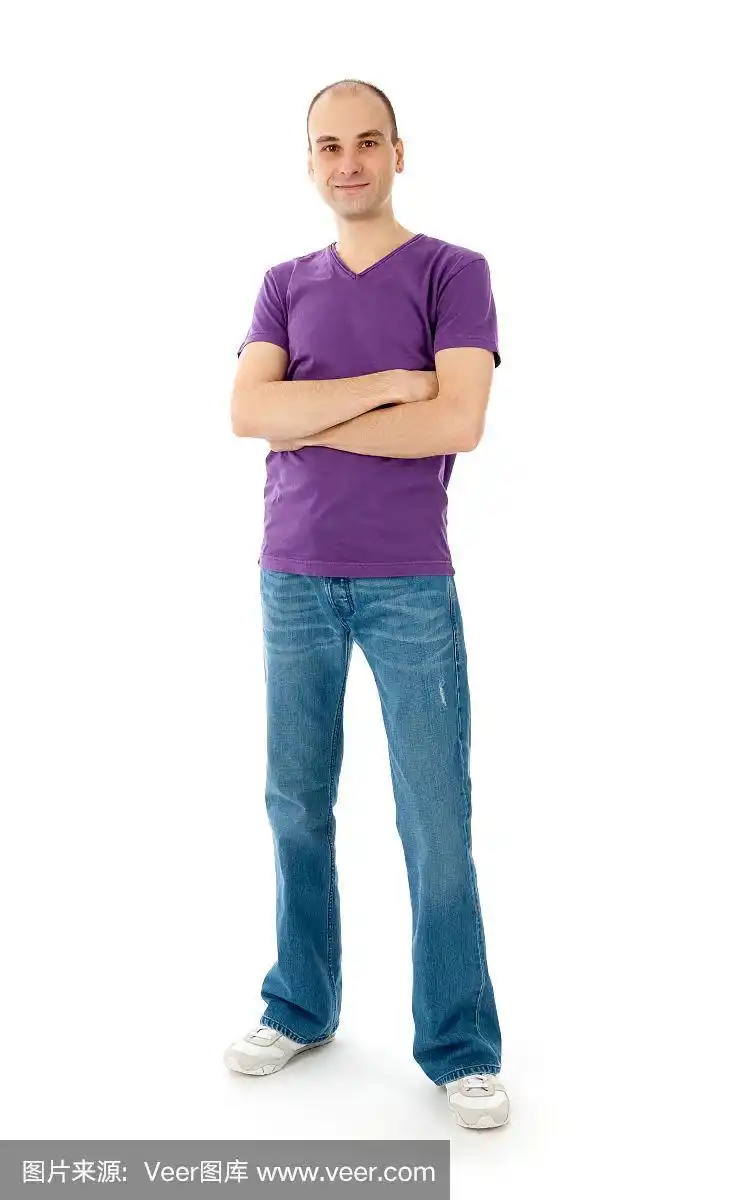 快乐的年轻人站得笔直