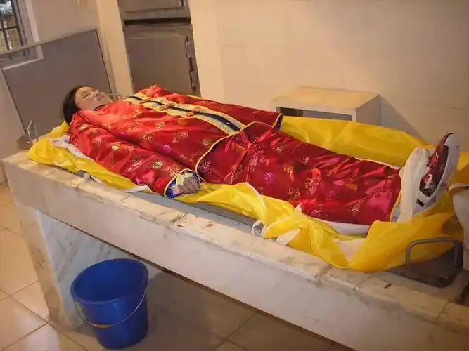 火化前想看妻子最后一眼,没想到打开棺材后众人怒了