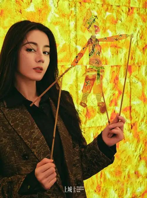 迪丽热巴上城士九月刊封面