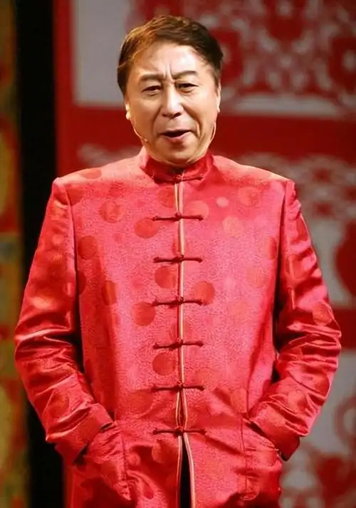 相声演员冯巩是中国春晚的常客,他的幽默表演给观众带来了无数欢乐