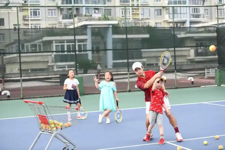 合肥炎热夏天孩子们学打网球强体质