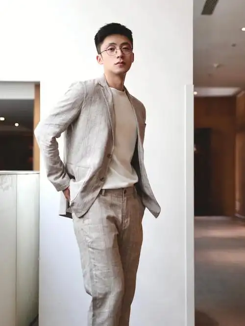 会很注意自己穿搭这两套休闲西装是我这个夏天时常选择的正装单品面料