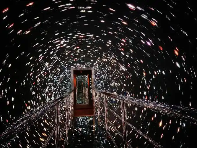 走进时光隧道,体验不一样的穿越.   艺术走廊