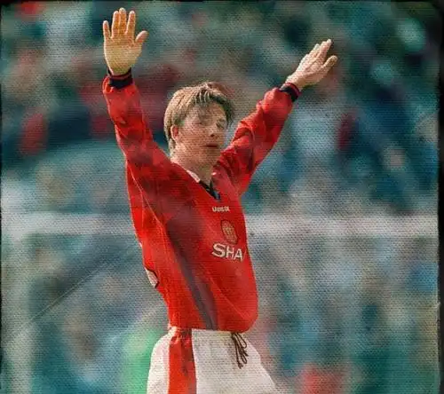 1996年一个午后,21岁的贝克汉姆在老特拉福德张开双臂,青涩却又张扬的