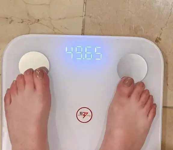 65公斤,还不过百的体重加上本身161的身高其实已经很瘦了.