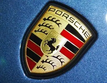 我见了一辆跑车标志是全金色的是个盾牌是什么车啊