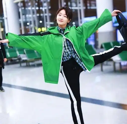 "三金影后"周冬雨:人前单纯"小白兔",终被揭开"真面目"