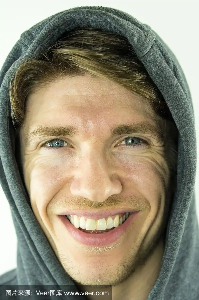 一个微笑的男人的大头照