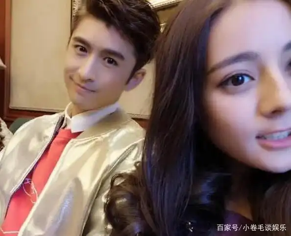 张云龙与迪丽热巴一同坐过山车,一个惊喜万分,一个惊恐万分