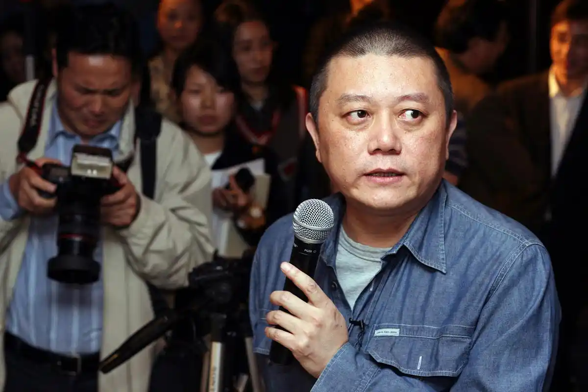 王朔做法却不同,他看着围来的读者,担心他们没到那个