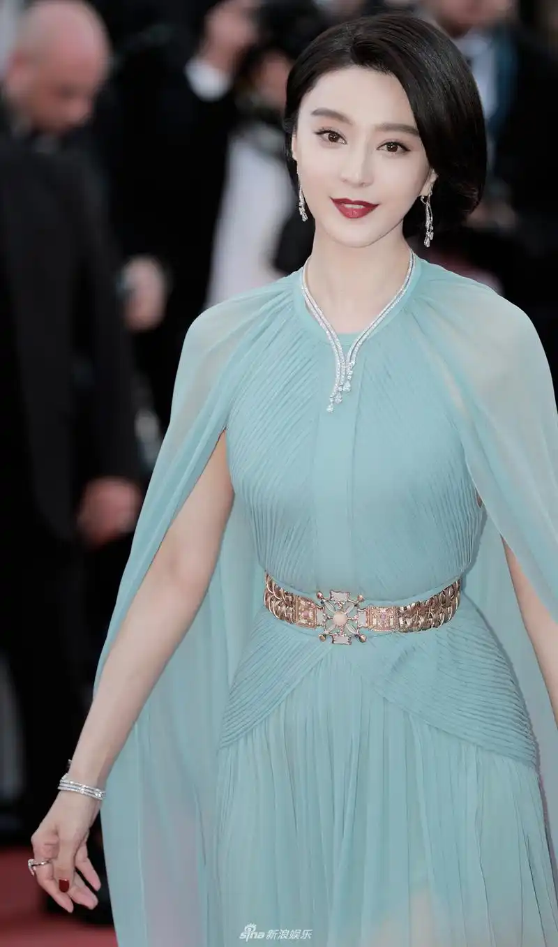 组图:范冰冰亮相戛纳红毯 墨蓝色长裙仙气十足
