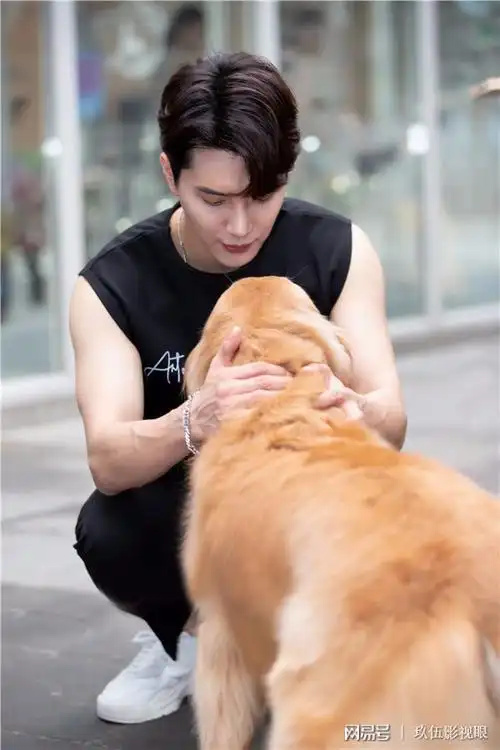 小五金恩圣生日写真曝光与狗狗互动少年感十足超有爱