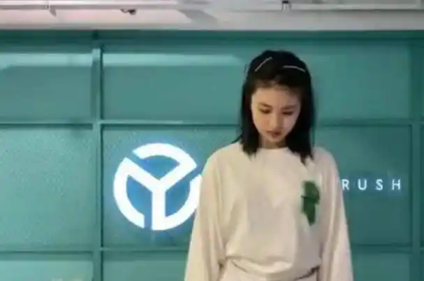 汪峰大女儿小苹果热舞,站c位又美又飒,身材火辣嘻哈范