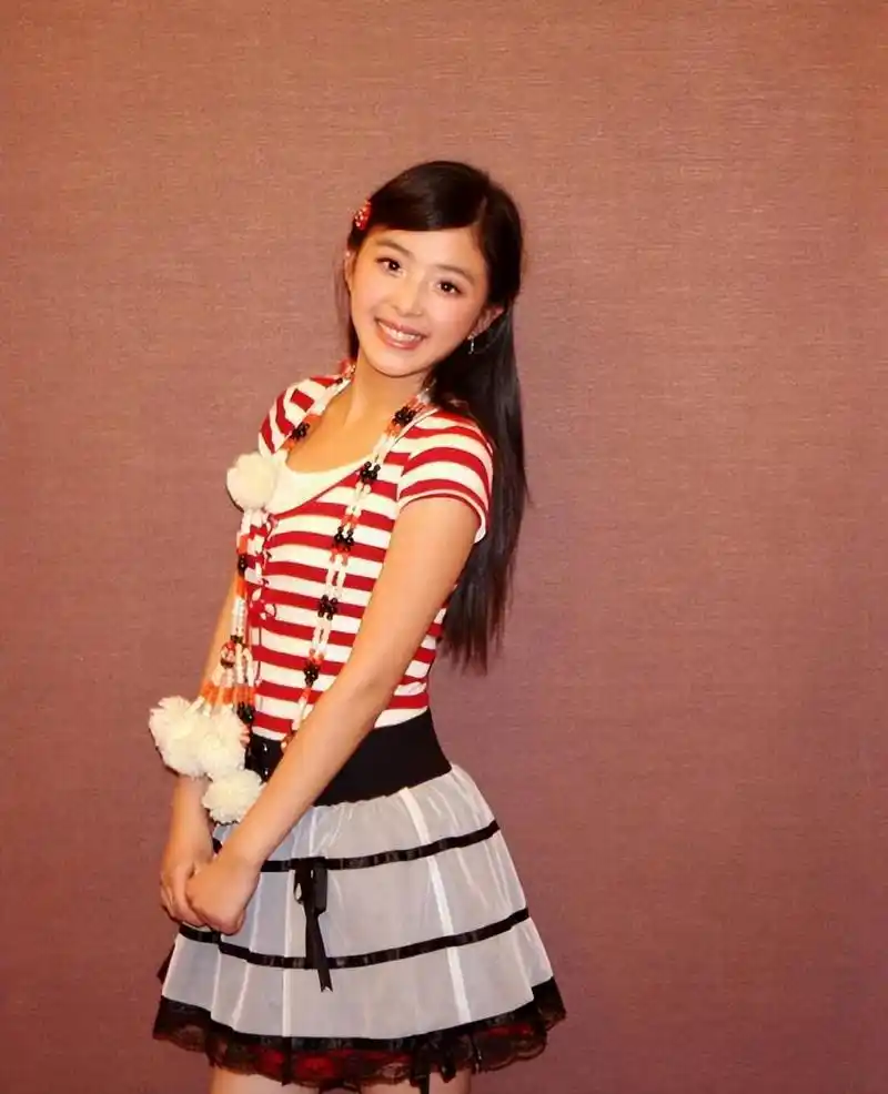 回顾张含韵15岁出道成名后是非不断34岁仍未婚她恨嫁吗