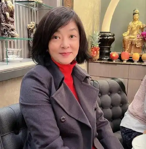 62岁陈玉莲素颜出席饭局合照站后排太低调深居简出多年仍单身