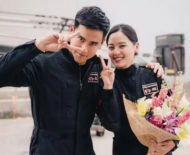 辛芷蕾《紧急救援》杀青,穿黑色连体裤配马丁靴,同框彭于晏卖萌