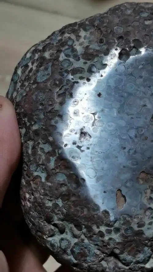 漂亮的五彩球粒陨石