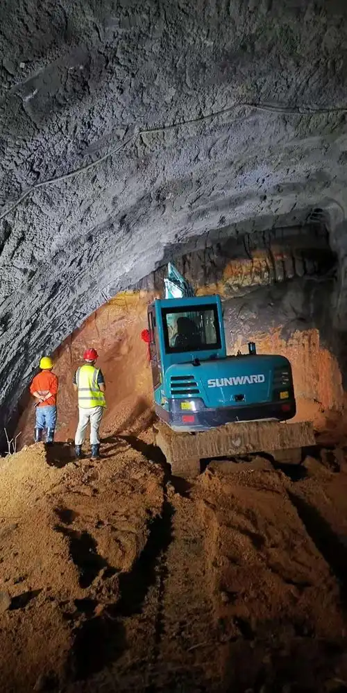 隧道右洞大里程上导左侧挖机掘进施工现场正常.