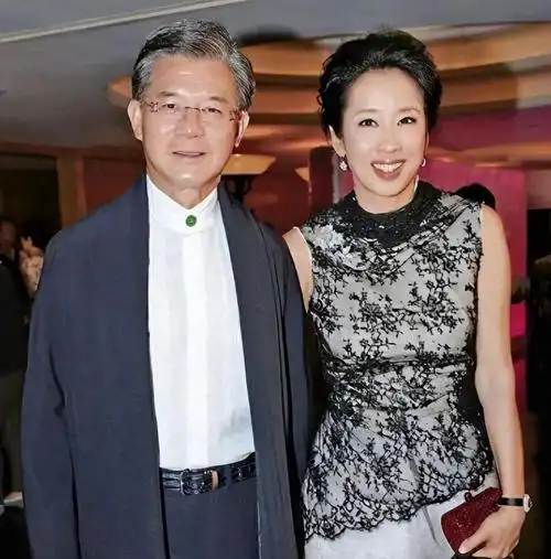 其实朱玲玲在结婚后,并没有过甜蜜的生活,因为像霍家这样的大家族