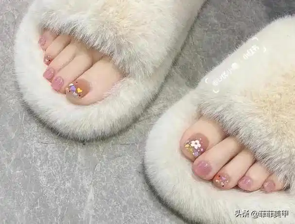 脚趾甲颜色美甲新款图片,美甲图片脚趾甲(快来给脚趾甲安排吧)