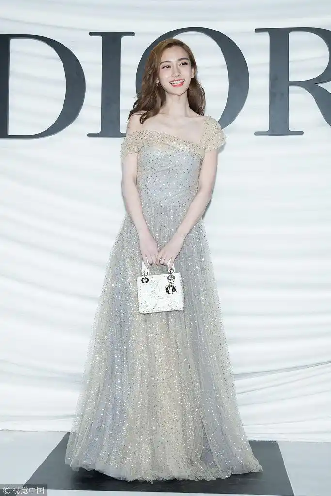 angelababy亮相高定秀波浪卷配红唇妩媚撩发似梦幻公主