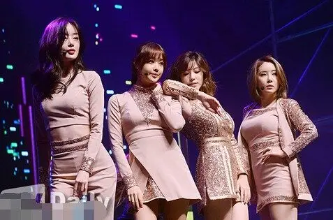 韩女团穿裸色短裤撅臀热舞