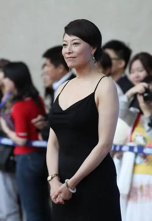 60后岳红气质放得开一把岁数穿黑色吊带可惜没逃过中年发福