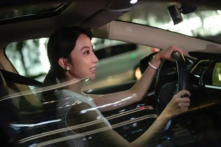 漂亮的年轻女人开车图片素材