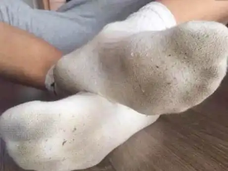 白袜子又臭又脏老保姆教一个洗袜方法轻轻一搓又白又干净