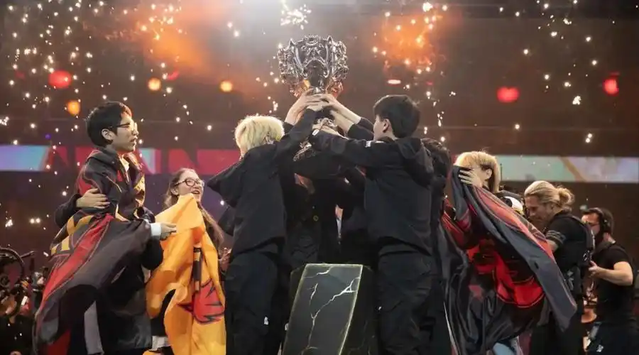 fpx官推2019全球总决赛夺冠照片