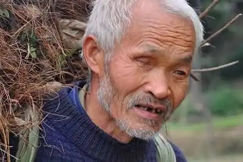 88岁独眼老人将一弃婴养大,现如今养儿对养父不闻不顾