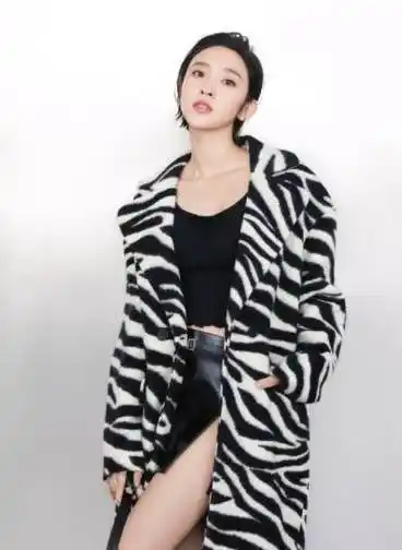 唐艺昕本身有165,体重才八十多斤,放在演艺圈也属于苗条界的艺人,再加