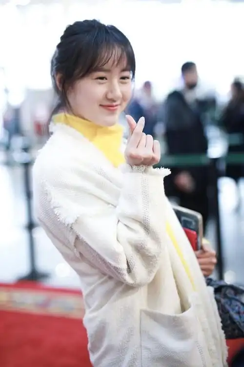 袁冰妍扎起丸子头比心,甜蜜满分