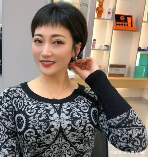 ③ 眉上碎刘海的短发这款发型的优点,很突出,就是好打理,且显得干练.