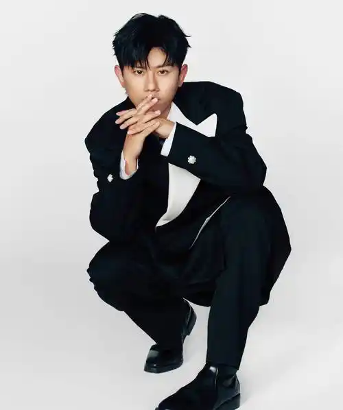 张杰首登《费加罗男士》封面,黑白西装配皮裤,太酷啦!_黑色_杂志_时尚