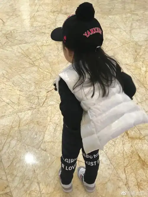 章子怡晒女儿背影照网友摇滚范像汪峰