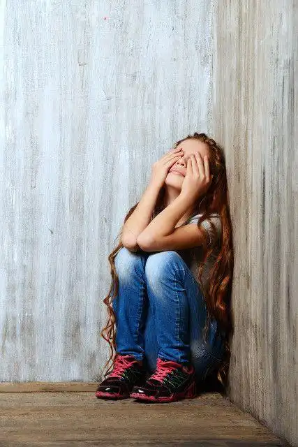 他猥琐的笑了笑说:"有谁会相信你,你以前就是做这个的,也不在乎再多