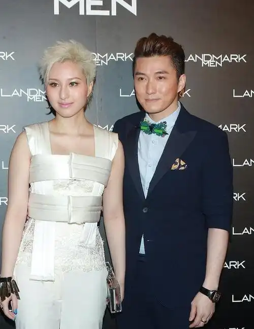 43岁陈山聪与老婆晒孕照,曾为入赘赌王家抛弃发妻,结局却被狠甩