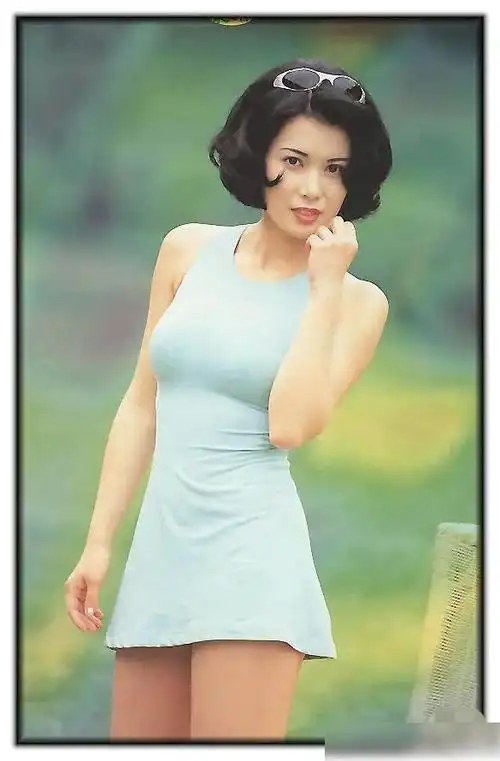 江希文第一个工作就是和四大天王之一的黎明合作拍mv,因为有一双灵动